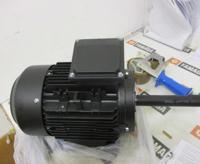 T3A100LB-4 3KW 230/400V B3
IE3, Termokontakter BUSCK